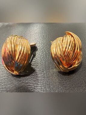 Vintage Norma Jean Signed Gold Tone
Clip On Earrings